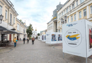 В центре Витебска открылась выставка «Художник и город»