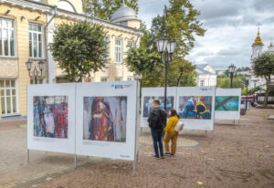 В центре Витебска открылась выставка «Художник и город»