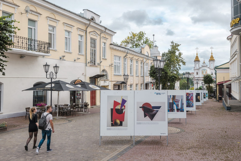 В центре Витебска открылась выставка «Художник и город»